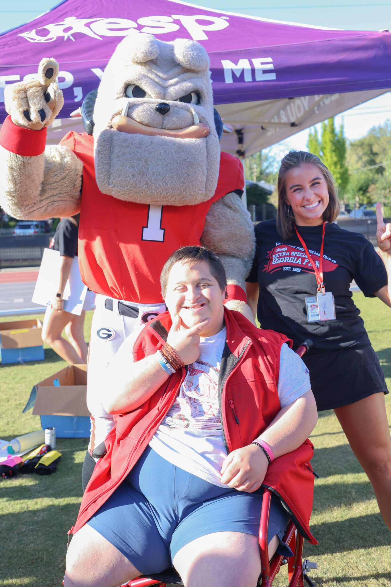 georgia bulldog cheerleaders with friend and Mascot